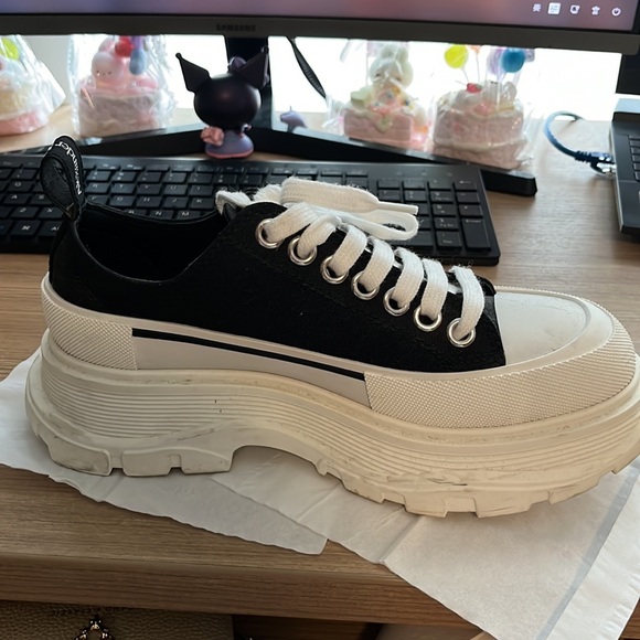 Alexander McQueen tread slick EU 37 US 7 bought from Farfetch. - Picture 2 of 8